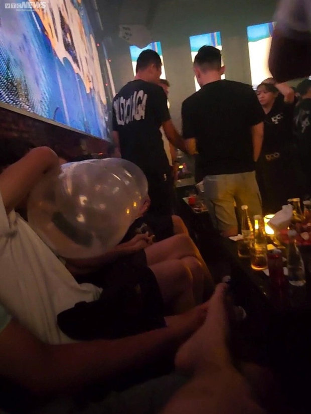 Thường xuyên hít bóng cười, cô gái trẻ ở TP.HCM tổn thương tủy sống cổ-1