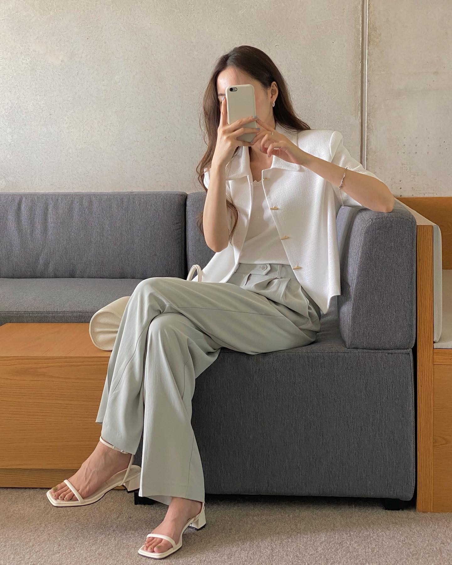 10 set quần âu sáng màu giúp phong cách công sở thêm trẻ trung-2