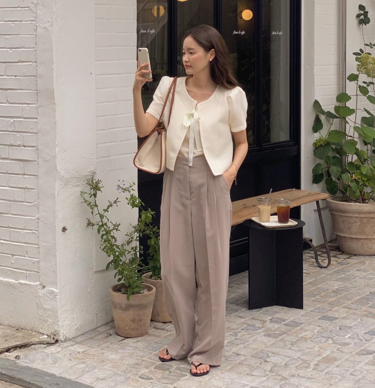 10 set quần âu sáng màu giúp phong cách công sở thêm trẻ trung-3