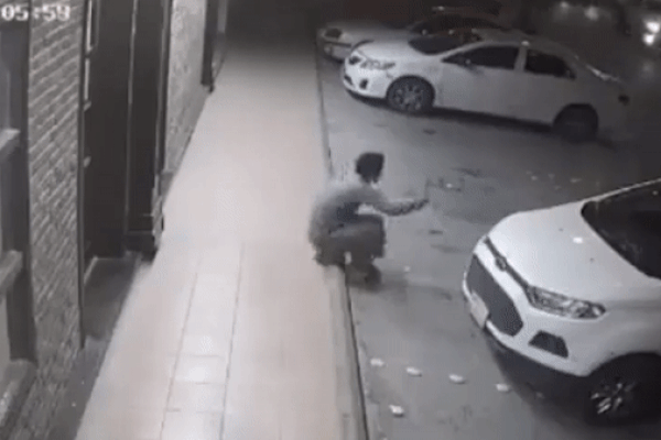 Clip: Phản xạ cực nhanh, người đàn ông thoát cú tông trực diện