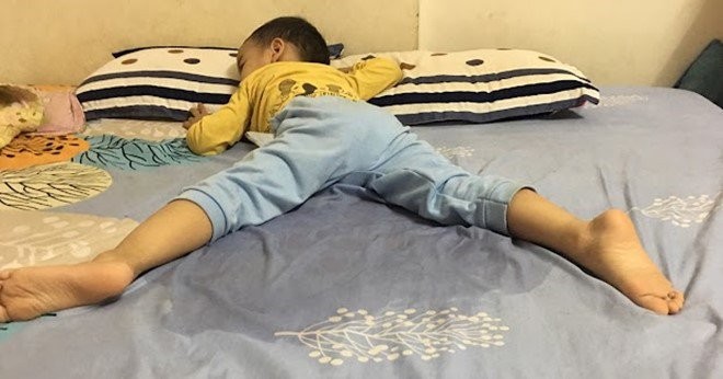 Con trai 5 tuổi vẫn tè dầm trôi cả bố mẹ, đưa con đi khám bị BS mắng té tát Tại mẹ con mới vậy-1