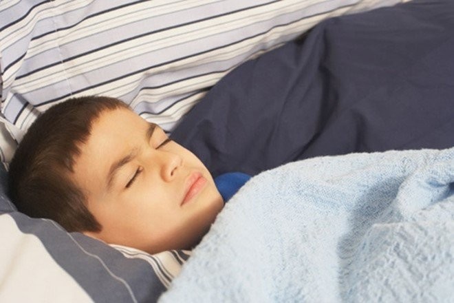 Con trai 5 tuổi vẫn tè dầm trôi cả bố mẹ, đưa con đi khám bị BS mắng té tát Tại mẹ con mới vậy-2