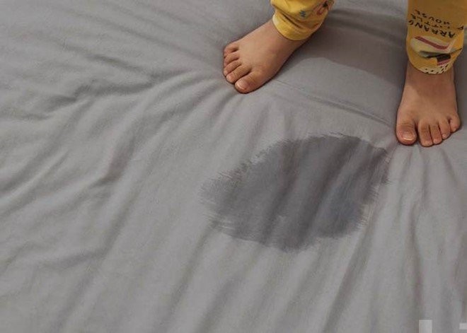 Con trai 5 tuổi vẫn tè dầm trôi cả bố mẹ, đưa con đi khám bị BS mắng té tát Tại mẹ con mới vậy-3