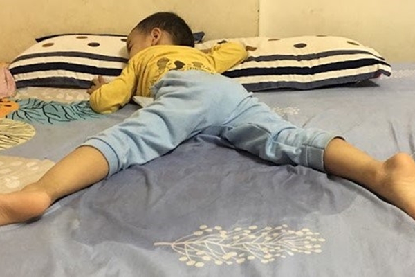 Phát hiện giúp việc cầm roi mắng con trai, mẹ không quở trách còn tấm tắc khen ngợi vì 1 lý do-3