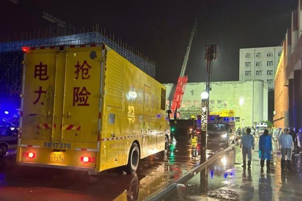Sập trần nhà thể dục trong trường học Trung Quốc, 10 người thiệt mạng-2