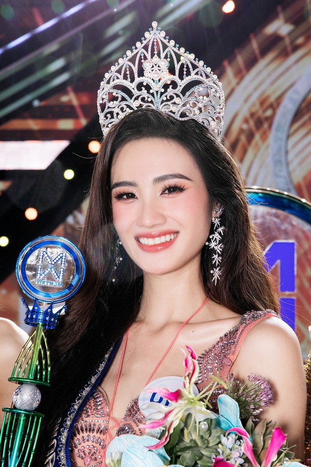 Mối tình của Hoa hậu Ý Nhi và bạn trai được gia đình ủng hộ, đàng trai góp mặt trong nhiều dịp đặc biệt-1