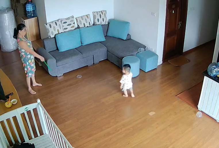 Phát hiện giúp việc cầm roi mắng con trai, mẹ không quở trách còn tấm tắc khen ngợi vì 1 lý do-2