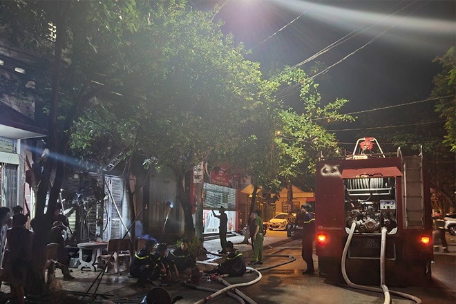 Giải cứu 6 người mắc kẹt trong ngôi nhà cháy tại Hà Nam-2