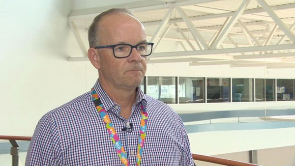 Bị mắc kẹt suốt 10 tiếng trên máy bay, hành khách bất lực phải uống nước từ bồn rửa trong nhà vệ sinh để cầm cự-2