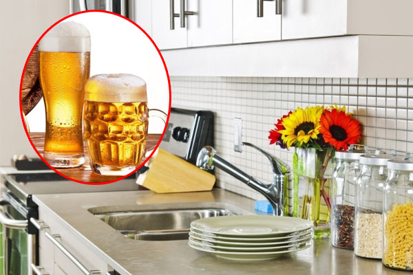 Đổ bia thừa vào nhà vệ sinh có tác dụng gì?-1