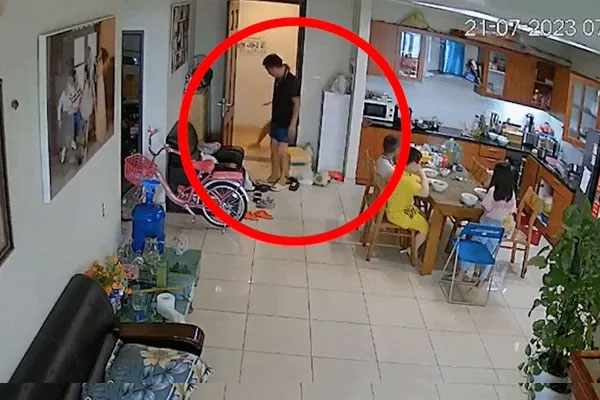 Vụ người đàn ông xông vào nhà tấn công hàng xóm: Báo cáo lên công an quận-2