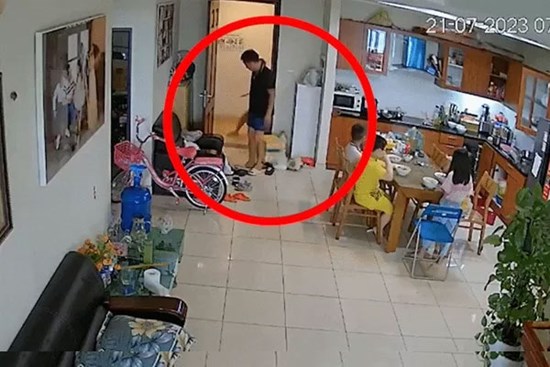 Cầm dao tấn công hàng xóm ở chung cư Hà Nội: Cư dân than nhiều lần thót tim