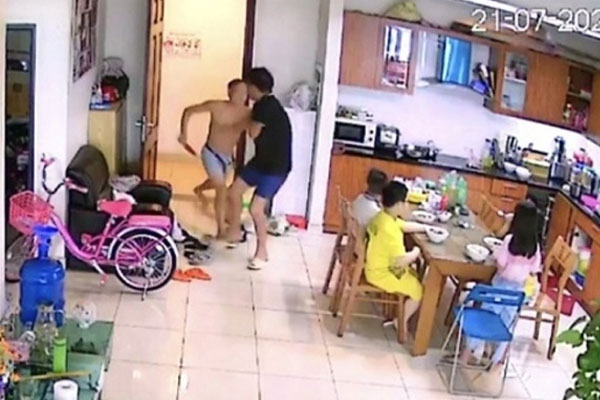 Vụ cầm dao đâm hàng xóm chung cư Hà Nội: Cử bảo vệ trực, cho con cái về quê-7