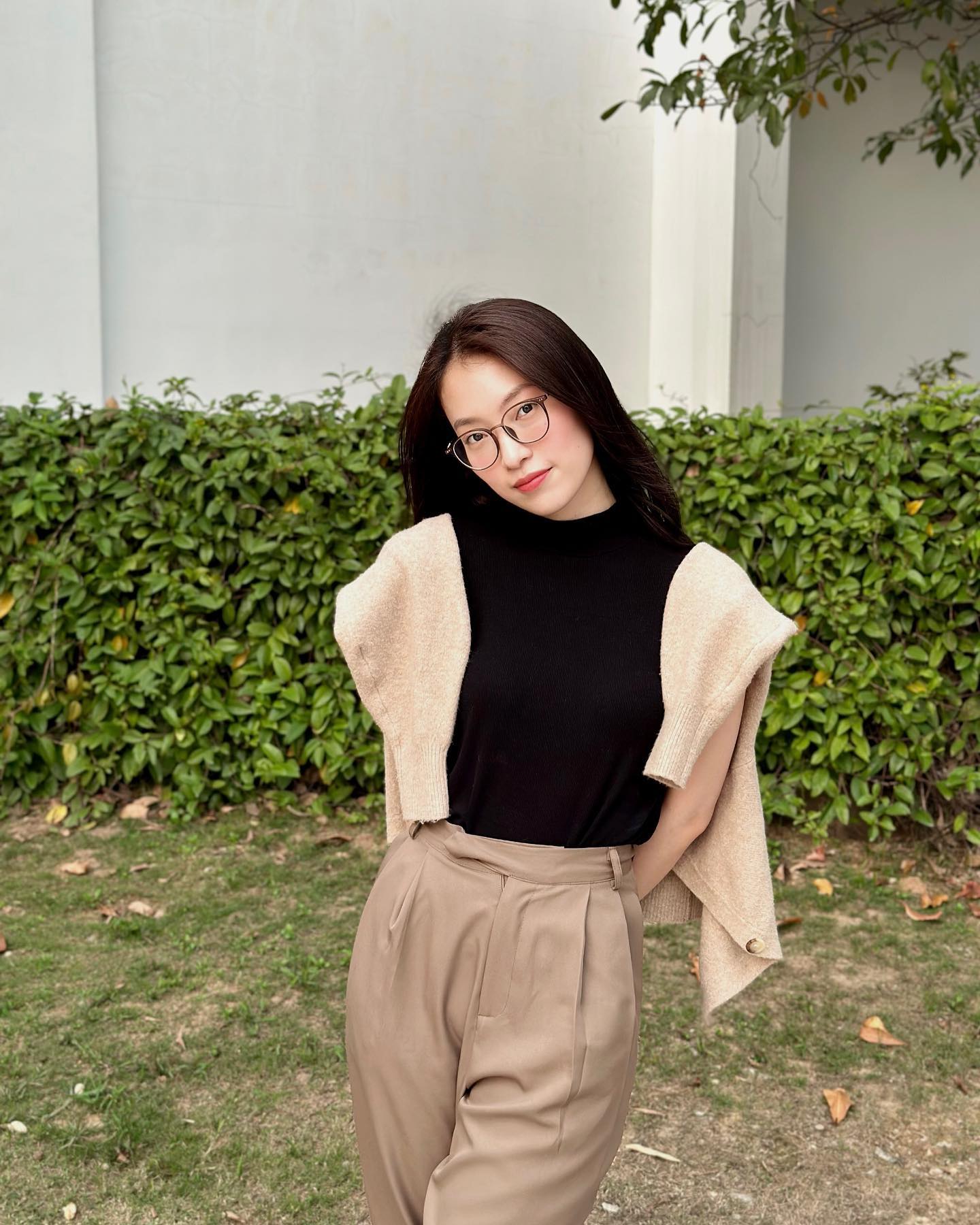 Diện áo thun thanh lịch như MC Khánh Vy-4