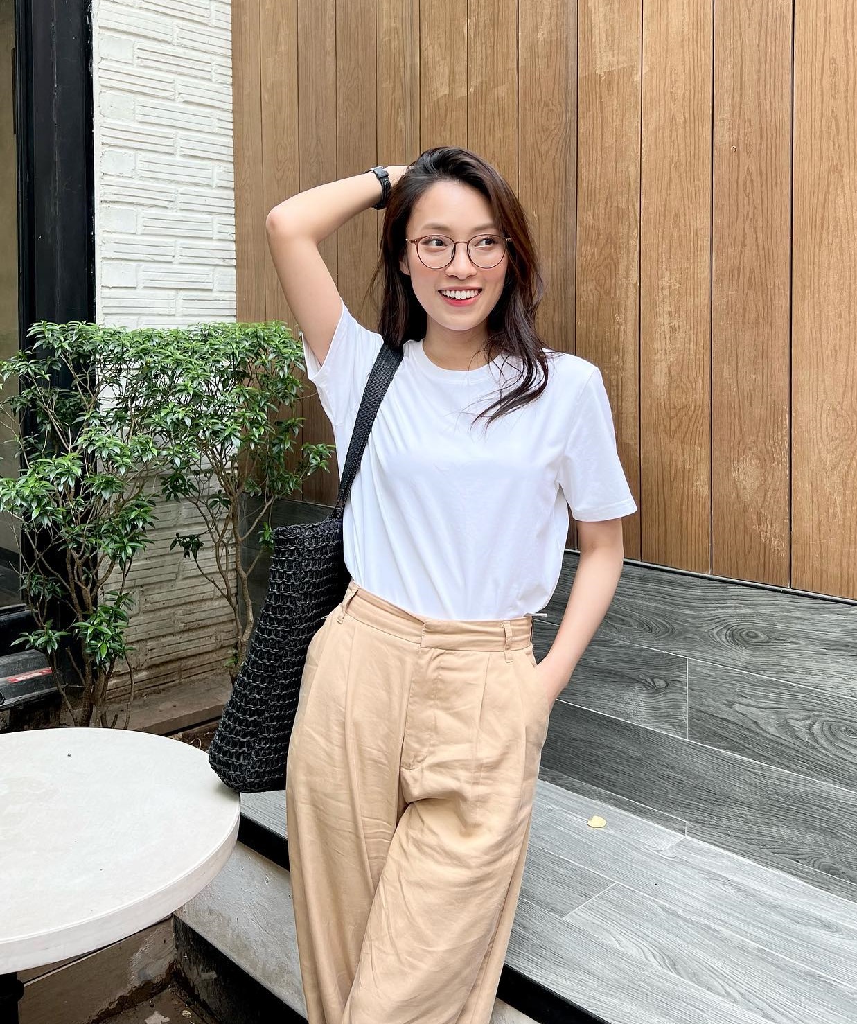 Diện áo thun thanh lịch như MC Khánh Vy-6