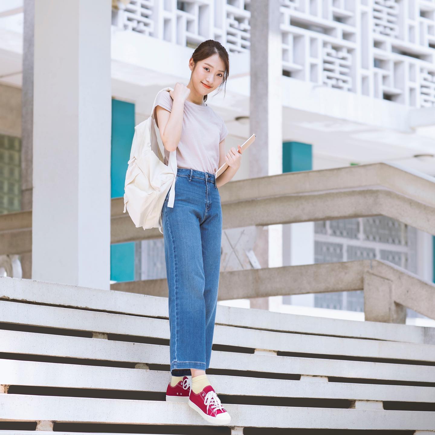 Diện áo thun thanh lịch như MC Khánh Vy-7