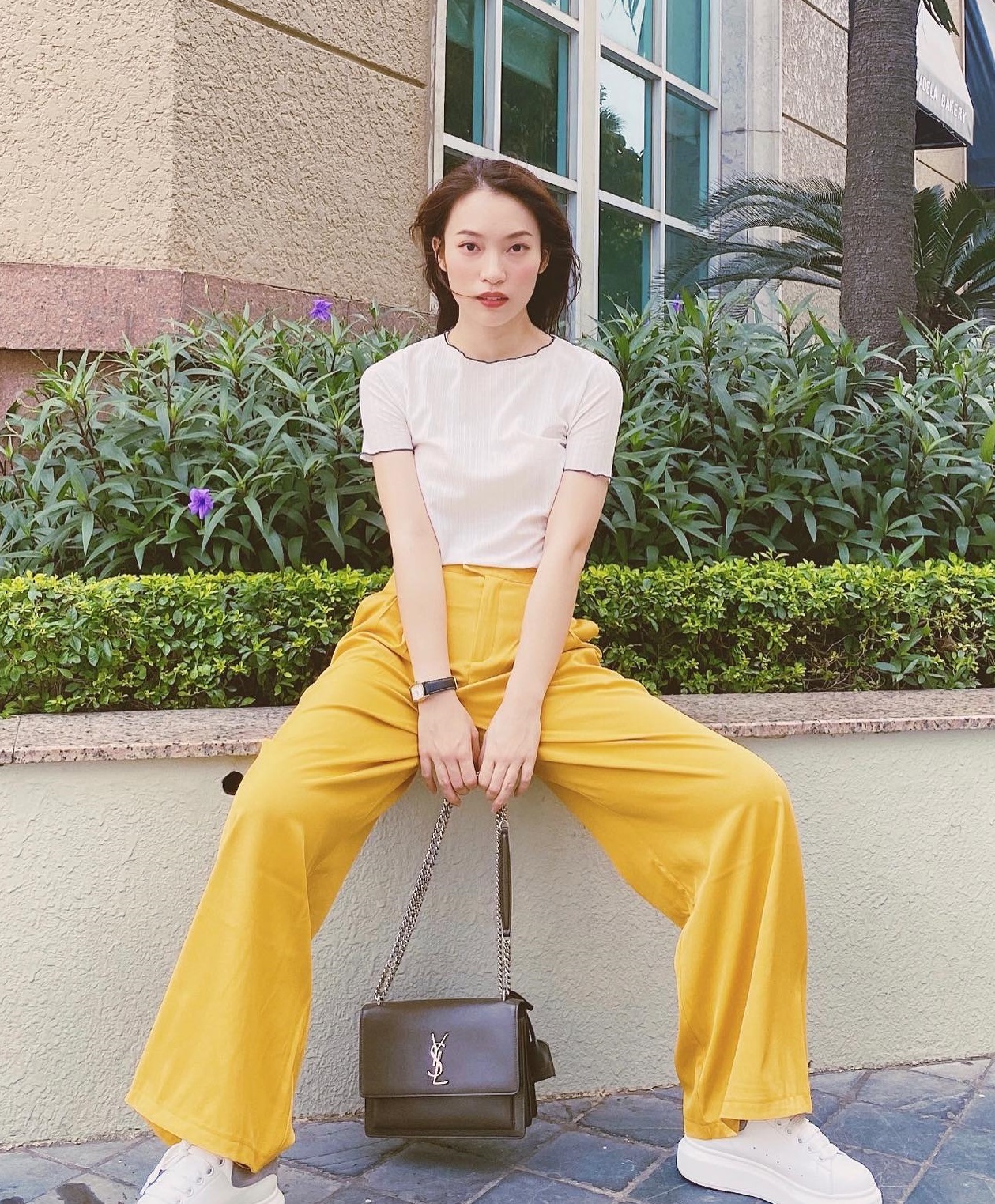 Diện áo thun thanh lịch như MC Khánh Vy-8