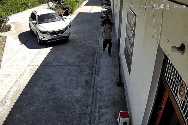 Clip: Dừng xe quên kéo phanh tay, tài xế khiến ô tô lao xuống hố sâu