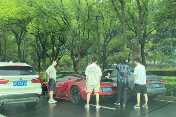 2 siêu xe tông nhau, chủ xe Bugatti gần 76 tỷ đồng nói một câu trên tiền khiến dư luận sôi sục-1