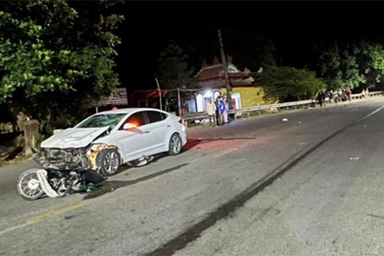 Ô tô biển Lào gây tai nạn thảm khốc trong đêm, 5 người thương vong