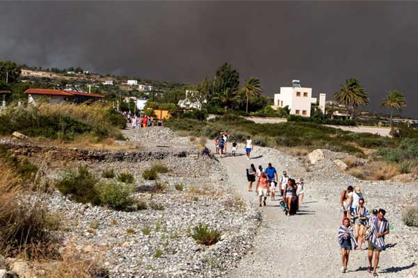 Cháy lớn tại Hy Lạp: Du khách tháo chạy, cảnh tượng chưa từng có-1