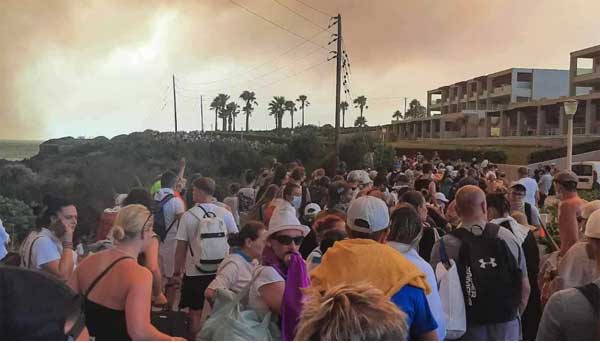 Cháy lớn tại Hy Lạp: Du khách tháo chạy, cảnh tượng chưa từng có-2