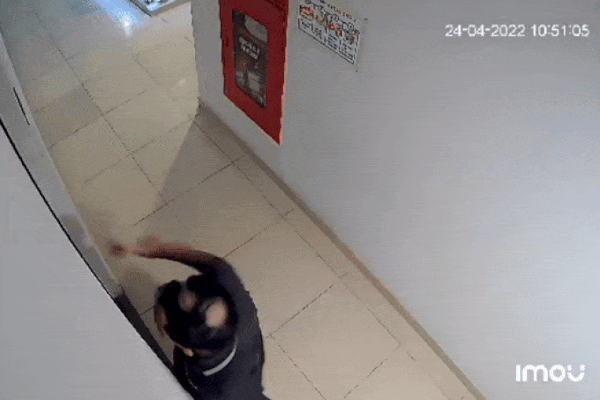 Triệu tập người đàn ông cầm dao đâm hàng xóm ở chung cư Hà Nội-2