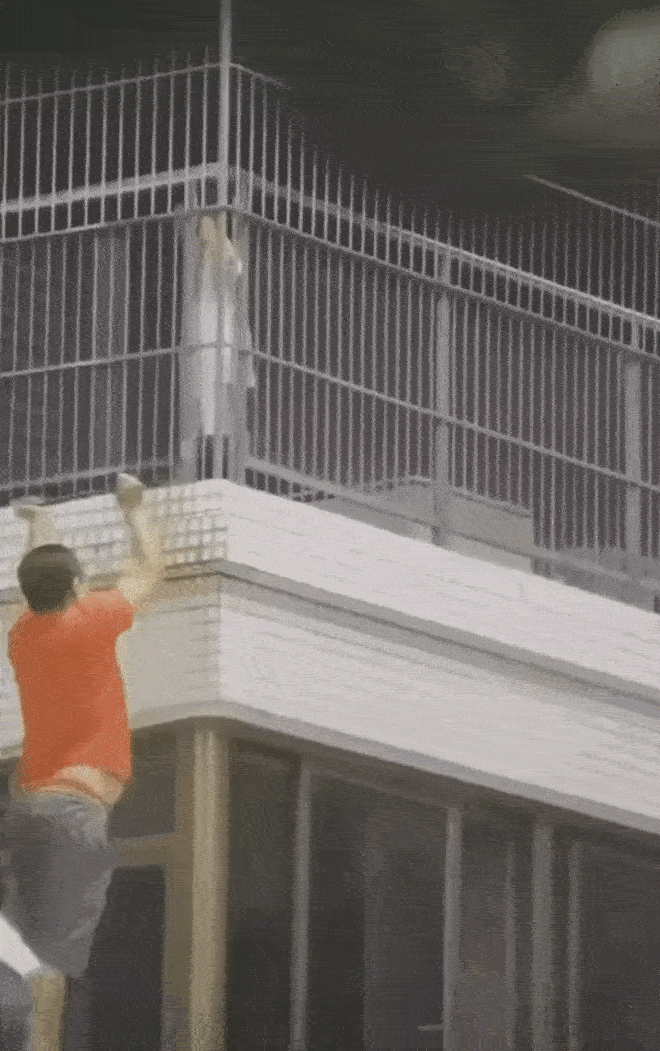 Căn hộ chung cư bốc cháy dữ dội, người dân nỗ lực giải cứu bé trai khỏi chuồng cọp-1