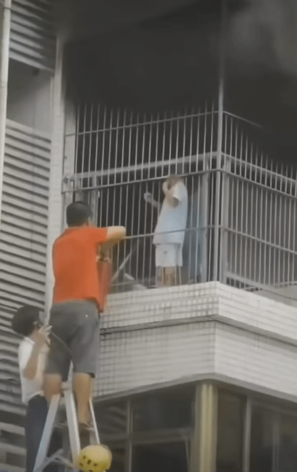 Căn hộ chung cư bốc cháy dữ dội, người dân nỗ lực giải cứu bé trai khỏi chuồng cọp-2