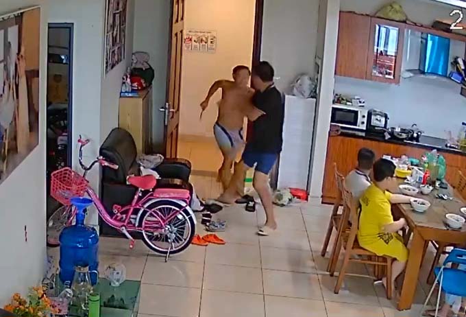 Triệu tập người đàn ông cầm dao đâm hàng xóm ở chung cư Hà Nội-1