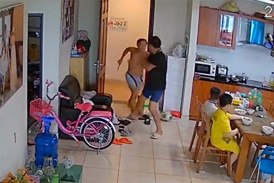 Triệu tập người đàn ông cầm dao đâm hàng xóm ở chung cư Hà Nội