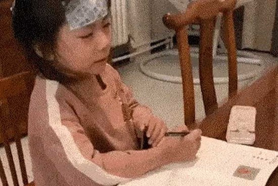 Bức ảnh đứa trẻ khóc mếu máo, trán dán miếng hạ sốt khiến các bậc phụ huynh tranh cãi