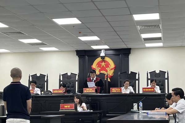 Hà Nội: Người phụ nữ lơ lửng ngoài lan can chung cư rồi rơi xuống đất-3