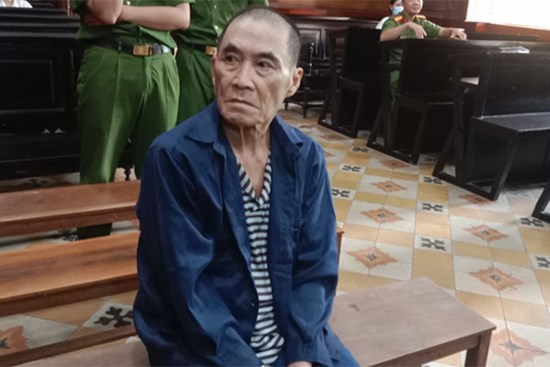 Bị người tình trẻ bỏ rơi vì hết tiền, ông lão 