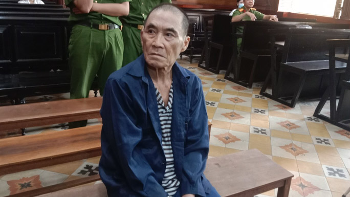 Bị người tình trẻ bỏ rơi vì hết tiền, ông lão cả giận mất khôn-1