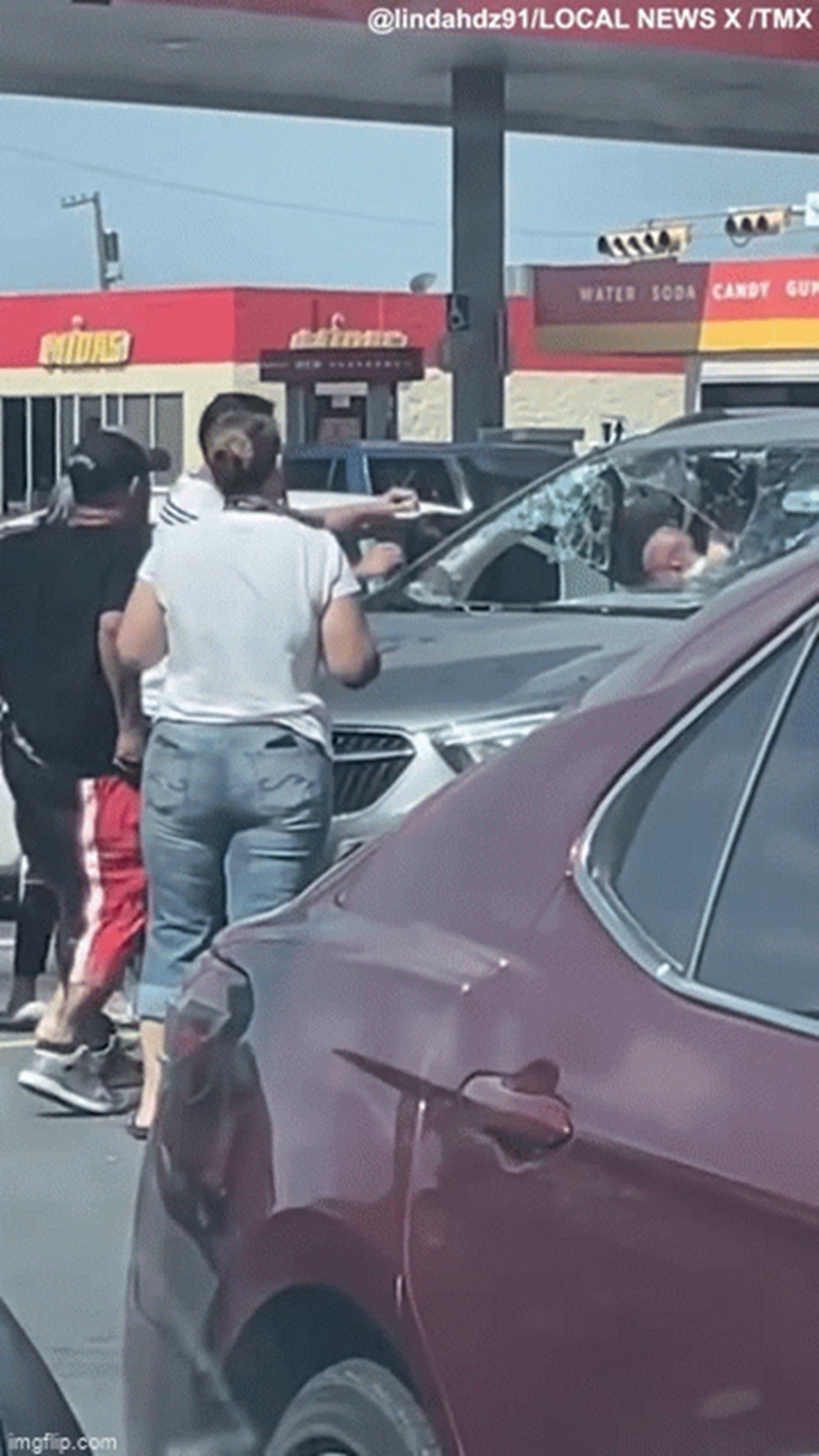 Người đàn ông điên cuồng đập kính chắn gió ô tô, hé lộ 1 phần hiện trạng đáng sợ của nước Mỹ-4