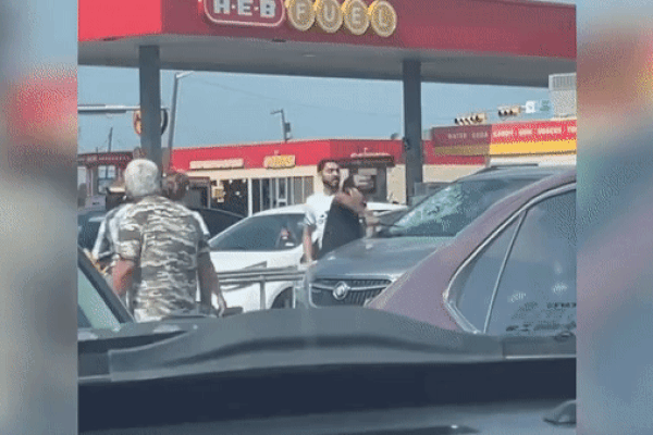 Người đàn ông điên cuồng đập kính chắn gió ô tô, hé lộ 1 phần hiện trạng đáng sợ của nước Mỹ