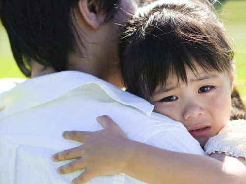 Chồng đi làm xa 2 năm mới về, nghe con gái kể tối nào cũng có chú đến chơi, đêm khuya mới ra về-3