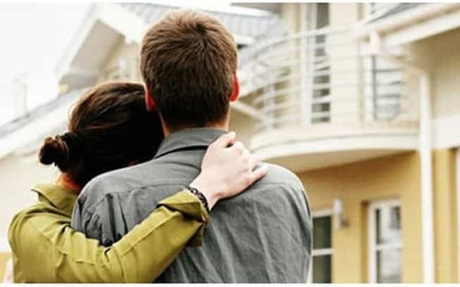 Chồng đi làm xa 2 năm mới về, nghe con gái kể tối nào cũng có chú đến chơi, đêm khuya mới ra về-1