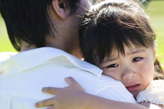 Chồng đi làm xa 2 năm mới về, nghe con gái kể tối nào cũng có chú đến chơi, đêm khuya mới ra về