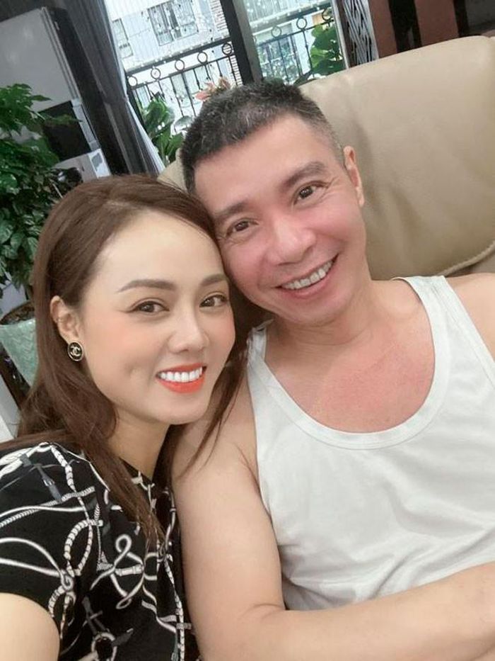 Vợ trẻ kém 15 tuổi của NSND Công Lý tiết lộ bí mật tròn 2 năm chồng đổ bệnh-1