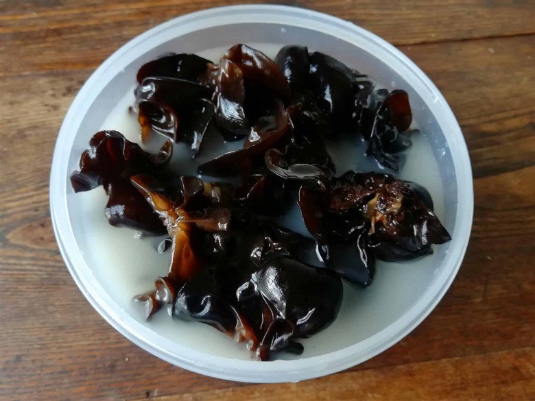 Mộc nhĩ ngâm với nước là sai bét”, thêm thứ này nở rất nhanh, đất bẩn và vi khuẩn tự trôi ra hết-4