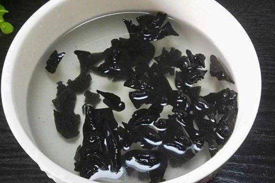 Mộc nhĩ ngâm với nước là “sai bét”, thêm thứ này nở rất nhanh, đất bẩn và vi khuẩn tự trôi ra hết