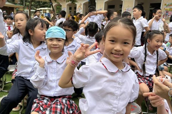 Học sinh lớp 1 rèn chữ tới 23h đêm: Trẻ vừa học vừa ngáp, mẹ xịt nước vào mặt cho tỉnh ngủ để vật lộn cùng con-2