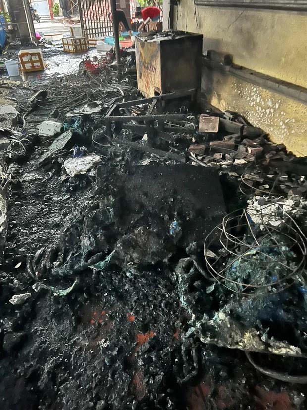 CLIP: Hai mẹ con đang ngủ, cửa hàng hải sản bất ngờ bị đốt trong đêm-2