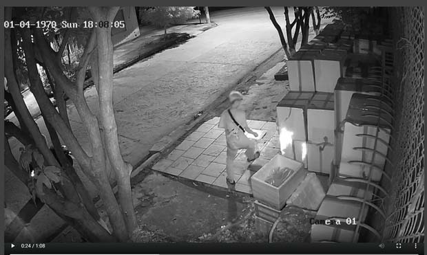 CLIP: Hai mẹ con đang ngủ, cửa hàng hải sản bất ngờ bị đốt trong đêm-1