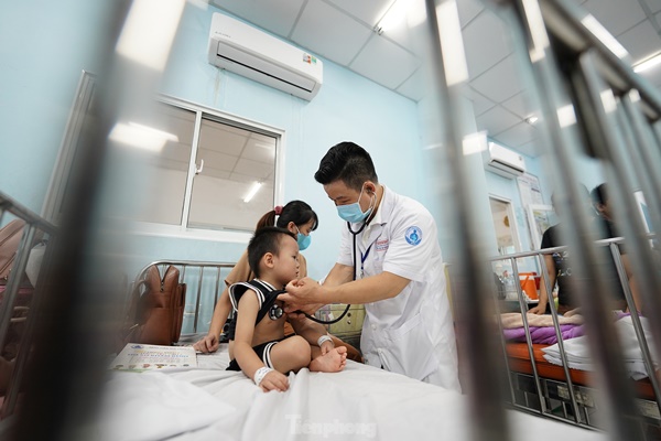 Vào điểm nóng đang điều trị hàng trăm trẻ mắc tay chân miệng ở TPHCM-1