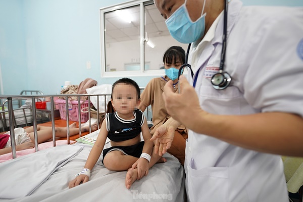Vào điểm nóng đang điều trị hàng trăm trẻ mắc tay chân miệng ở TPHCM-2