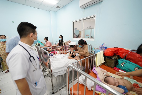 Vào điểm nóng đang điều trị hàng trăm trẻ mắc tay chân miệng ở TPHCM-6