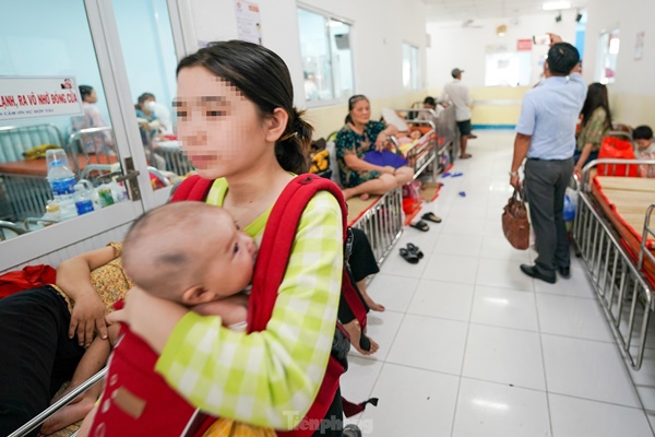 Vào điểm nóng đang điều trị hàng trăm trẻ mắc tay chân miệng ở TPHCM-7